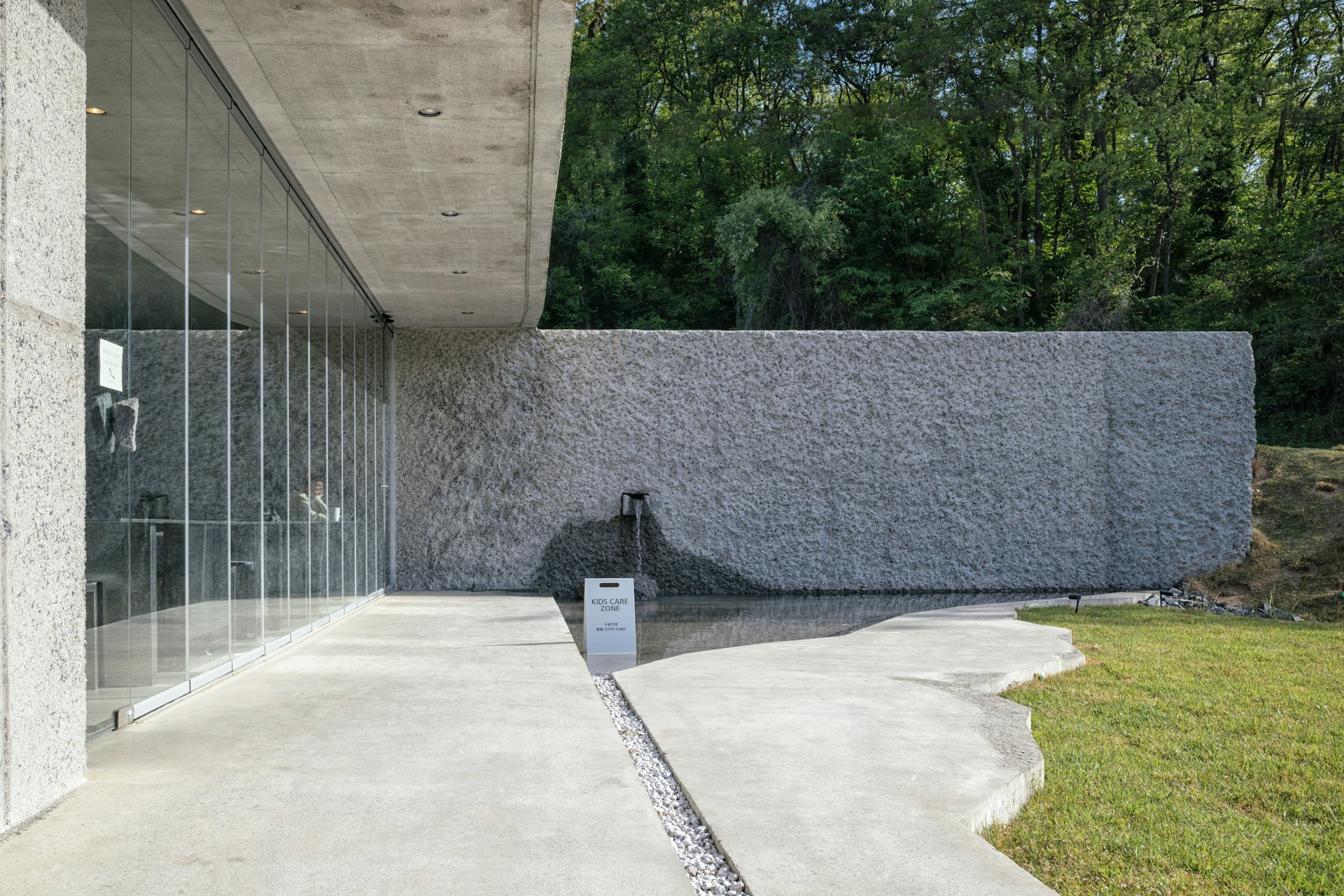 Beton architektoniczny jako nawierzchnia – płyty i kostka wielkoformatowa