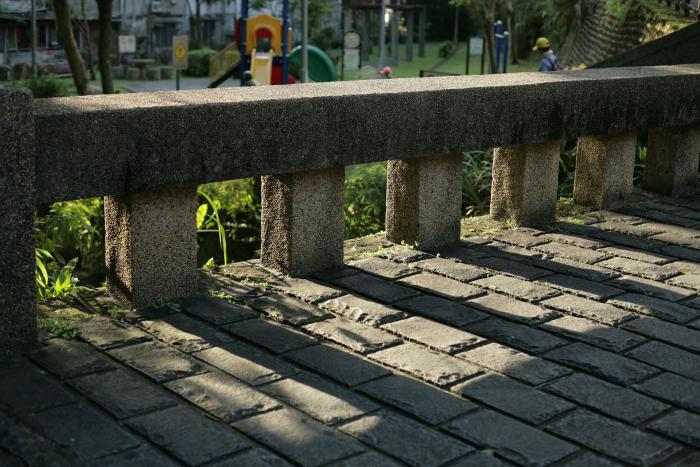 Krawężniki do kostki brukowej – rodzaje, montaż i estetyka